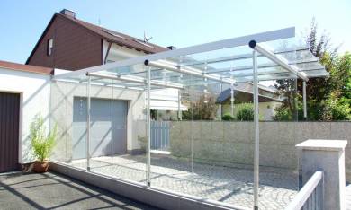 carport aus Aluminium und Glas mit Seitenwand aus Glas